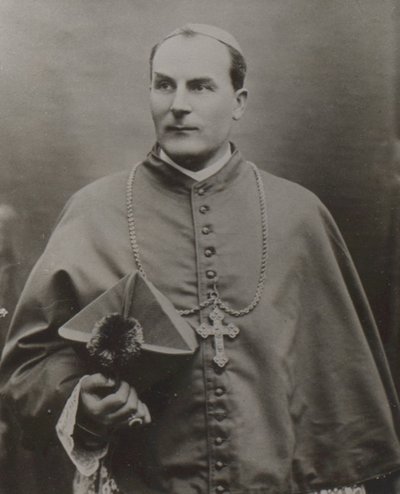 Schwarz-weiß Photographie von Michael von Faulhaber im Bischofshabit.