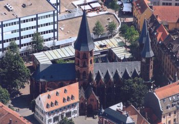 Die Stiftskirche aus der Vogelperspektive aus westlicher Richtung aufgenommen.
