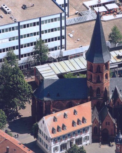 Die Stiftskirche aus der Vogelperspektive aus westlicher Richtung aufgenommen.