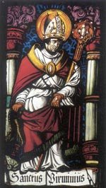 Buntglasfenster mit Darstellung des Hl. Pirmin als Bischof. Unten steht Sanctus Pirminius.
