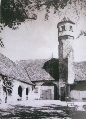 Schwarz-weiß Photographie einer Ecke des Kloster Heilsbruck mit Turm.