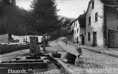Eine historische Aufnahme des Laufbrunnens in der Oberagsse von Neustadt an der Weinstraße