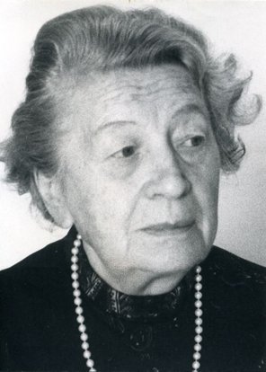 Porträt-Photographie einer alten Eugenie Lautensach-Löffler mit Perlenkette.