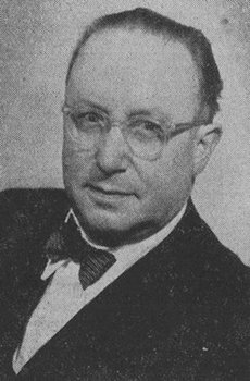 Porträtphotographie von Anton Pfeiffer im Anzug mit Brille und Fliege.