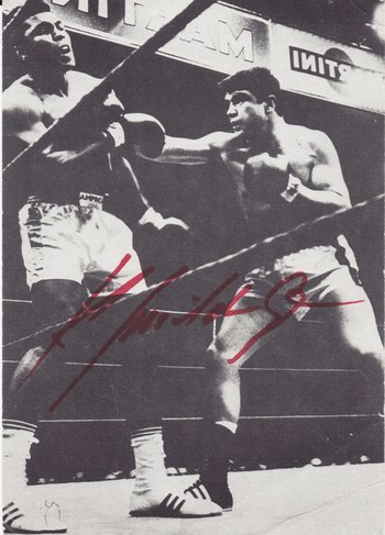 Autogrammkarte auf der zwei kämpfende Boxer im Ring, Karl Mildenberger und Muhammad Ali zu sehen sind. Darauf ein Autogramm Karl Mildenbergers.
