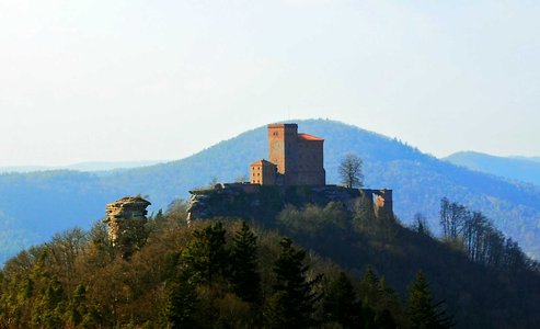 „Burgen am Oberrhein: Einheit oder Vielfalt?“ Internationale Tagung vom 27. bis 29. September 2023 in Annweiler