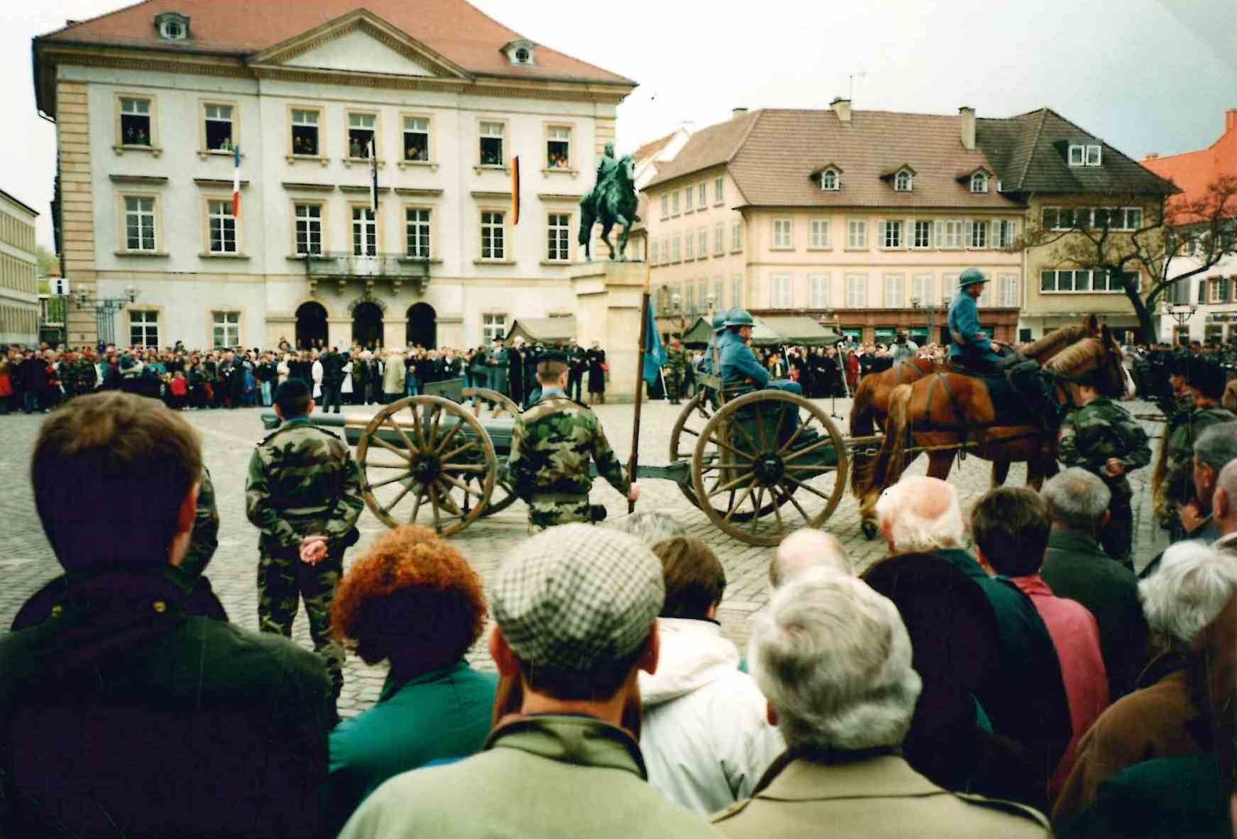 Verabschiedung des 2. französischen Artillerie-Regiments, Rathausplatz Landau, 18. April 1999 (Stadtarchiv Landau)