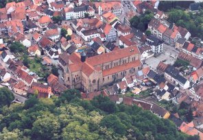 Luftbild der Kirche des Kloster Ottersberg.